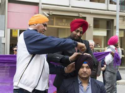 Alla fine il turbante viola scuro � bloccato all�altezza della fronte e della nuca, grazie all�aiuto di un paio di lunghi fermacapelli orientali